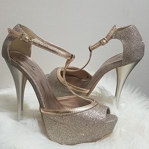 Gold glitter high heel!